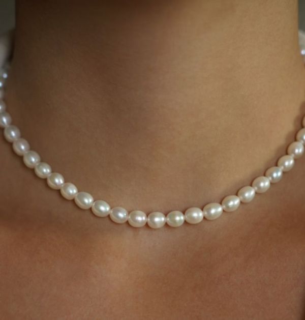 Choker necklace made of large natural pearls of elongated shape