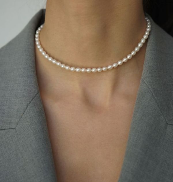 Choker necklace made of elongated pearls