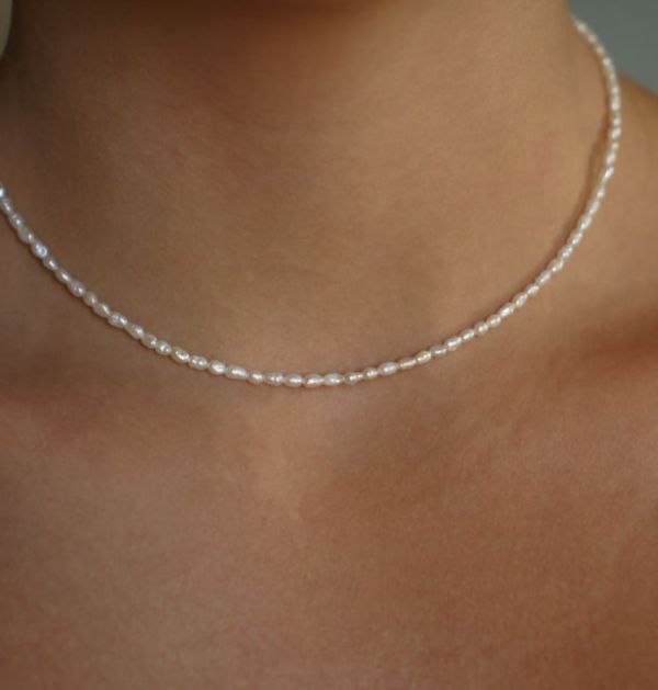 Choker necklace made of small baroque pearls