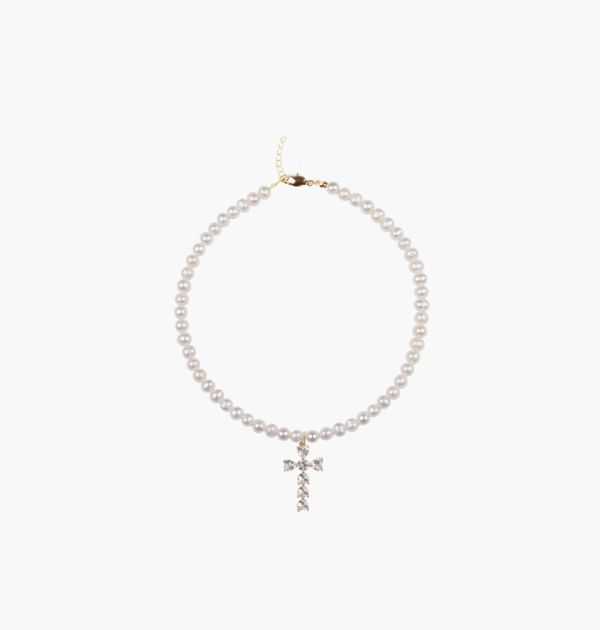 Pearl choker with cross pendant in gold color